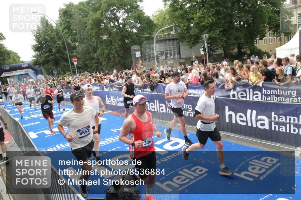 29.06.2025 - hella hamburg halbmarathon Michael Strokosch http://msf.ph/oto/8536884 29.06.2025 10:47:36 Ziel  meine-sportfotos.de