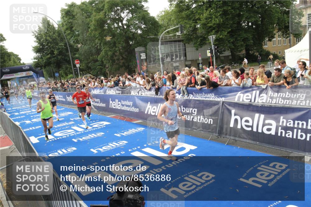 29.06.2025 - hella hamburg halbmarathon Michael Strokosch http://msf.ph/oto/8536886 29.06.2025 10:29:35 Ziel  meine-sportfotos.de