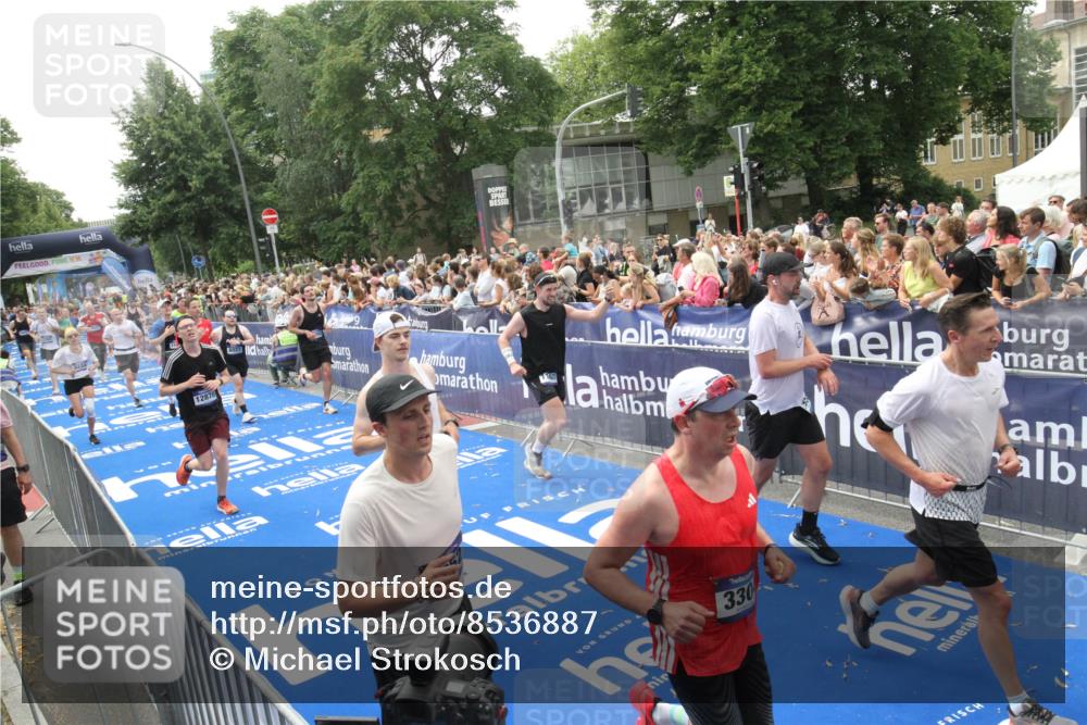 29.06.2025 - hella hamburg halbmarathon Michael Strokosch http://msf.ph/oto/8536887 29.06.2025 10:47:37 Ziel  meine-sportfotos.de