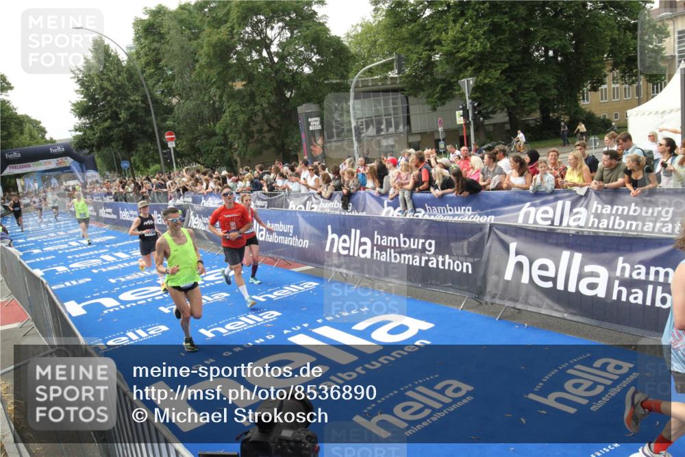 29.06.2025 - hella hamburg halbmarathon Michael Strokosch http://msf.ph/oto/8536890 29.06.2025 10:29:36 Ziel  meine-sportfotos.de