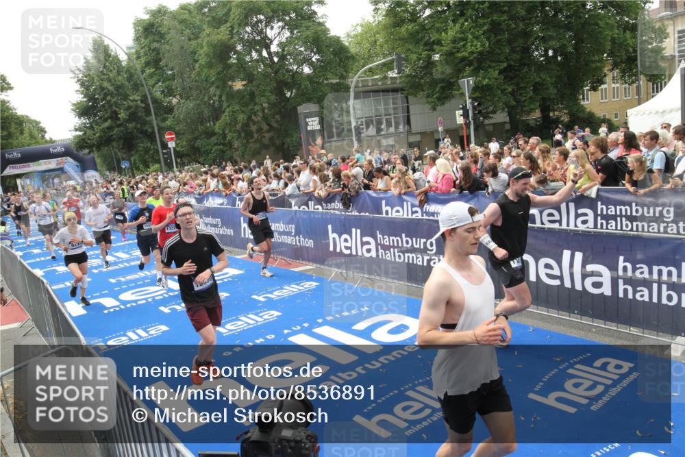29.06.2025 - hella hamburg halbmarathon Michael Strokosch http://msf.ph/oto/8536891 29.06.2025 10:47:37 Ziel  meine-sportfotos.de