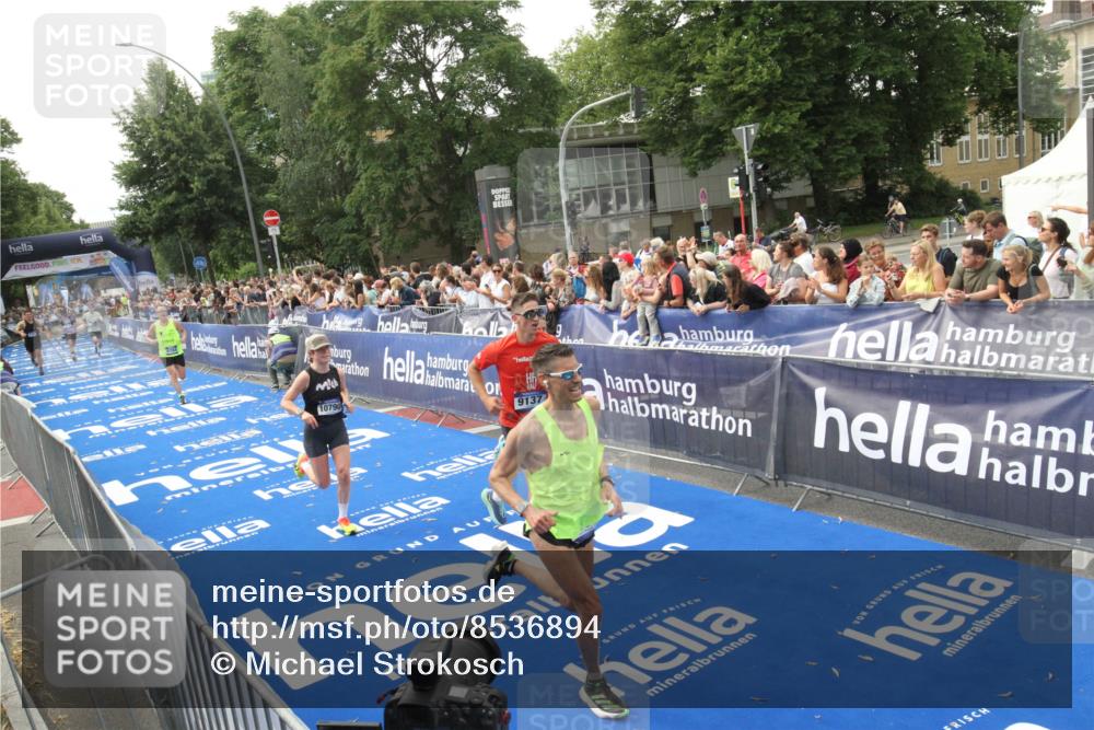 29.06.2025 - hella hamburg halbmarathon Michael Strokosch http://msf.ph/oto/8536894 29.06.2025 10:29:37 Ziel  meine-sportfotos.de