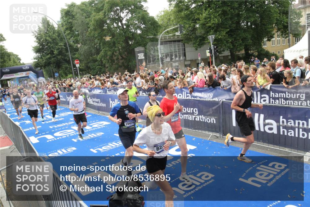 29.06.2025 - hella hamburg halbmarathon Michael Strokosch http://msf.ph/oto/8536895 29.06.2025 10:47:39 Ziel  meine-sportfotos.de