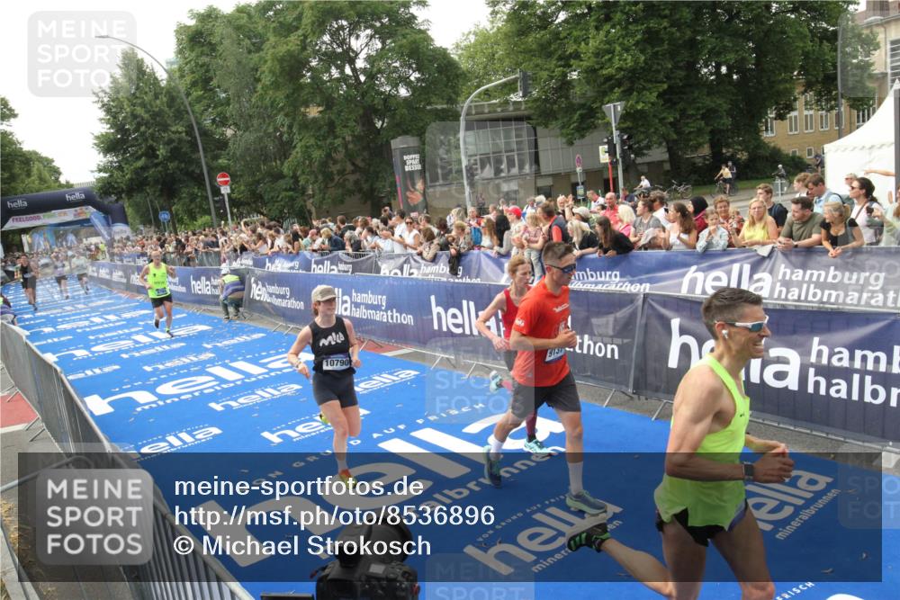 29.06.2025 - hella hamburg halbmarathon Michael Strokosch http://msf.ph/oto/8536896 29.06.2025 10:29:37 Ziel  meine-sportfotos.de