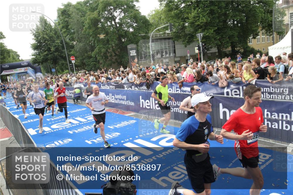 29.06.2025 - hella hamburg halbmarathon Michael Strokosch http://msf.ph/oto/8536897 29.06.2025 10:47:39 Ziel  meine-sportfotos.de