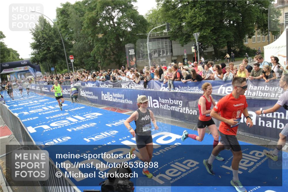29.06.2025 - hella hamburg halbmarathon Michael Strokosch http://msf.ph/oto/8536898 29.06.2025 10:29:37 Ziel  meine-sportfotos.de