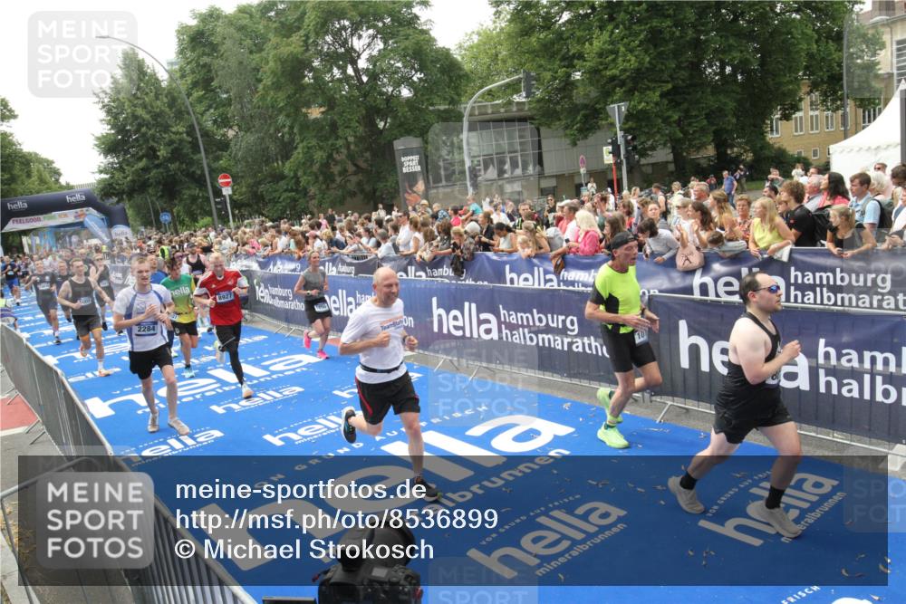 29.06.2025 - hella hamburg halbmarathon Michael Strokosch http://msf.ph/oto/8536899 29.06.2025 10:47:40 Ziel  meine-sportfotos.de