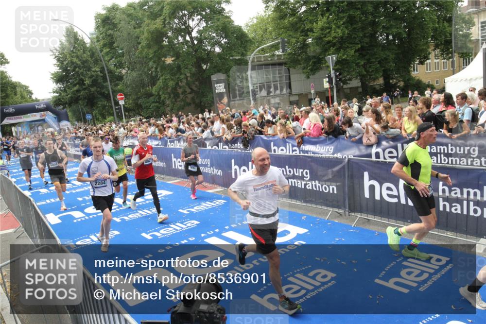 29.06.2025 - hella hamburg halbmarathon Michael Strokosch http://msf.ph/oto/8536901 29.06.2025 10:47:40 Ziel  meine-sportfotos.de