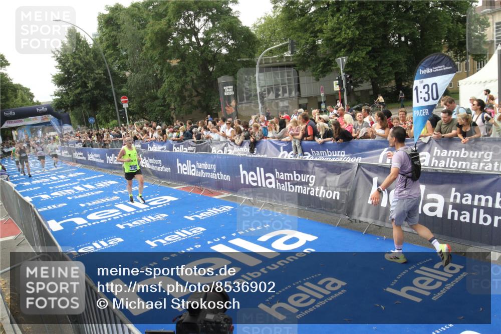 29.06.2025 - hella hamburg halbmarathon Michael Strokosch http://msf.ph/oto/8536902 29.06.2025 10:29:38 Ziel  meine-sportfotos.de