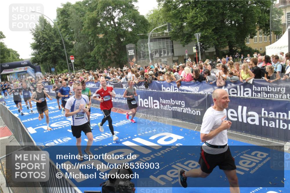 29.06.2025 - hella hamburg halbmarathon Michael Strokosch http://msf.ph/oto/8536903 29.06.2025 10:47:40 Ziel  meine-sportfotos.de