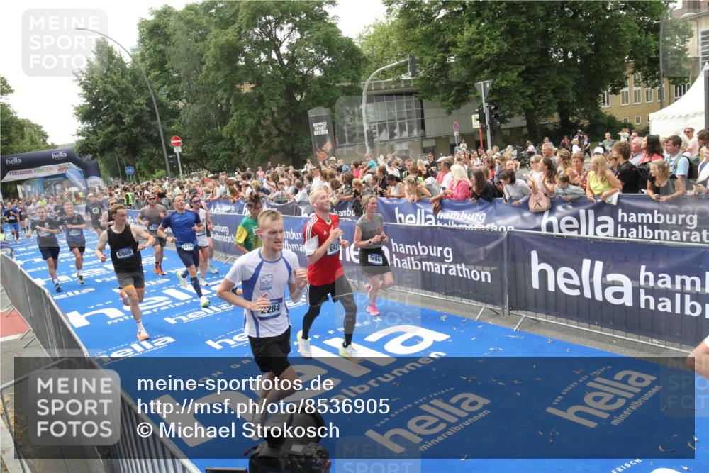 29.06.2025 - hella hamburg halbmarathon Michael Strokosch http://msf.ph/oto/8536905 29.06.2025 10:47:41 Ziel  meine-sportfotos.de
