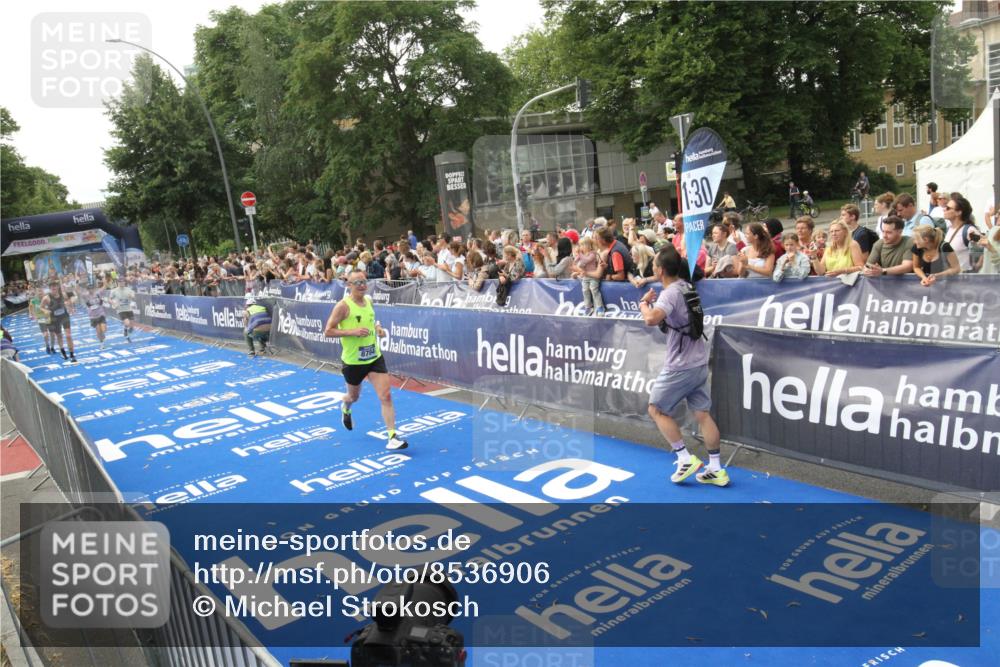 29.06.2025 - hella hamburg halbmarathon Michael Strokosch http://msf.ph/oto/8536906 29.06.2025 10:29:39 Ziel  meine-sportfotos.de