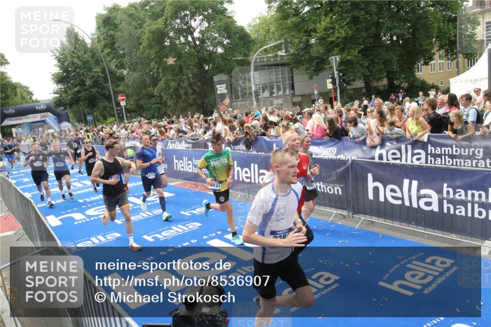 29.06.2025 - hella hamburg halbmarathon Michael Strokosch http://msf.ph/oto/8536907 29.06.2025 10:47:41 Ziel  meine-sportfotos.de