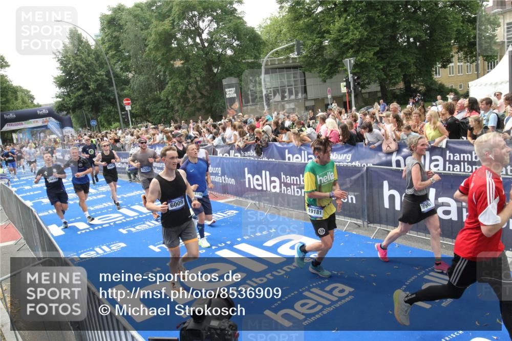 29.06.2025 - hella hamburg halbmarathon Michael Strokosch http://msf.ph/oto/8536909 29.06.2025 10:47:41 Ziel  meine-sportfotos.de