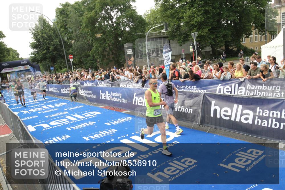 29.06.2025 - hella hamburg halbmarathon Michael Strokosch http://msf.ph/oto/8536910 29.06.2025 10:29:39 Ziel  meine-sportfotos.de