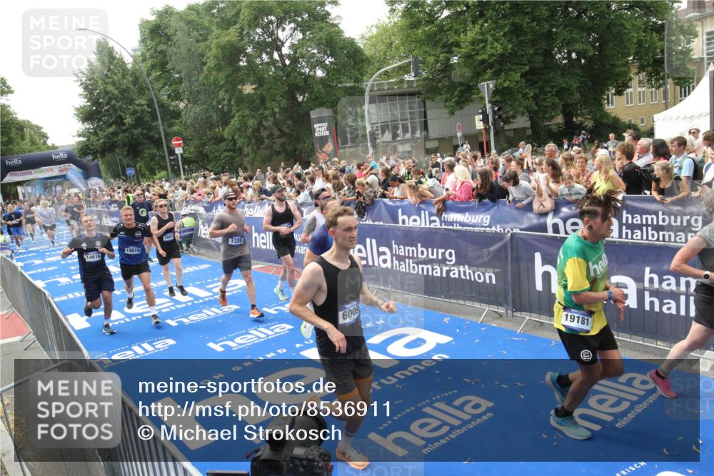 29.06.2025 - hella hamburg halbmarathon Michael Strokosch http://msf.ph/oto/8536911 29.06.2025 10:47:42 Ziel  meine-sportfotos.de