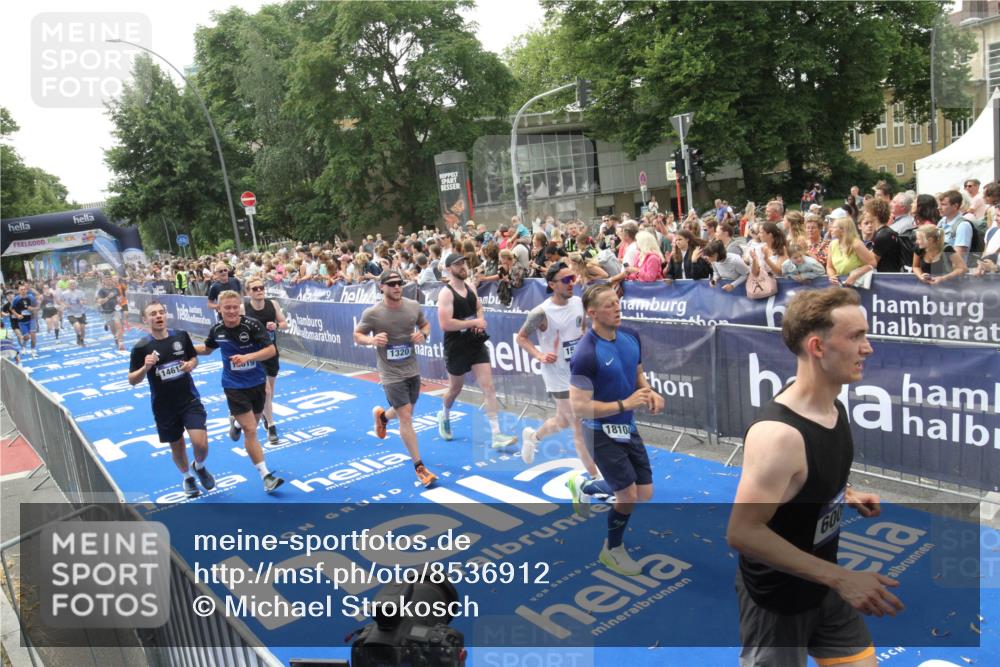 29.06.2025 - hella hamburg halbmarathon Michael Strokosch http://msf.ph/oto/8536912 29.06.2025 10:47:42 Ziel  meine-sportfotos.de
