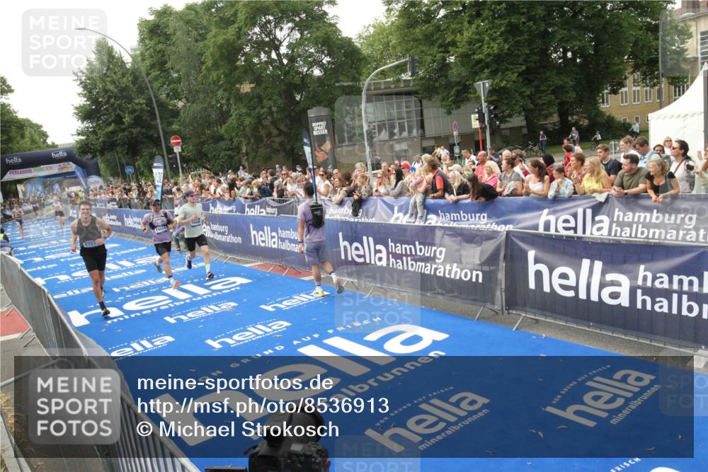 29.06.2025 - hella hamburg halbmarathon Michael Strokosch http://msf.ph/oto/8536913 29.06.2025 10:29:41 Ziel  meine-sportfotos.de