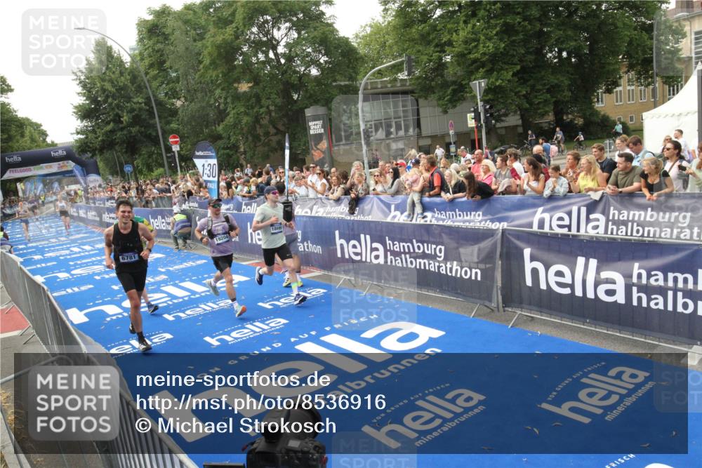 29.06.2025 - hella hamburg halbmarathon Michael Strokosch http://msf.ph/oto/8536916 29.06.2025 10:29:42 Ziel  meine-sportfotos.de