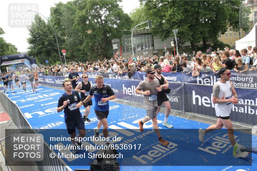 29.06.2025 - hella hamburg halbmarathon Michael Strokosch http://msf.ph/oto/8536917 29.06.2025 10:47:43 Ziel  meine-sportfotos.de