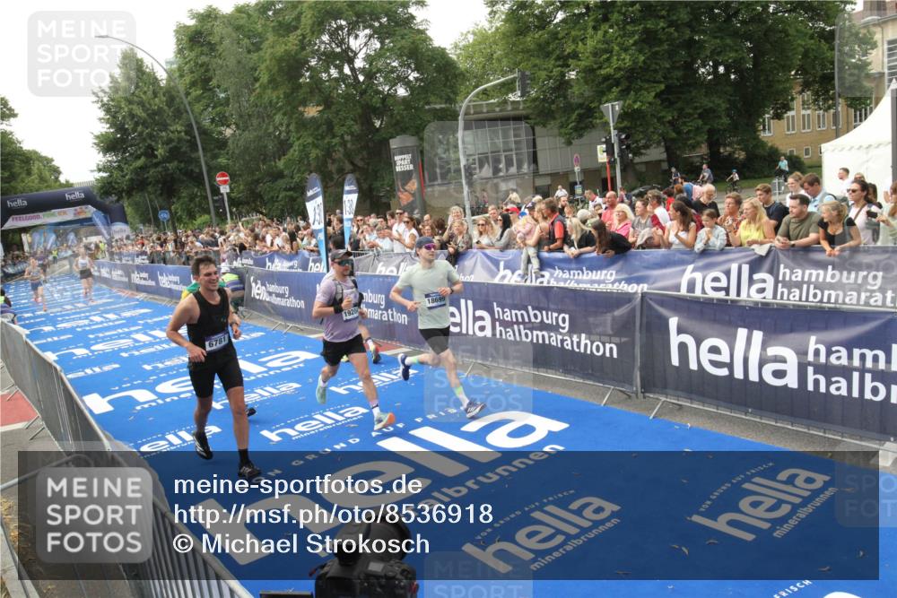 29.06.2025 - hella hamburg halbmarathon Michael Strokosch http://msf.ph/oto/8536918 29.06.2025 10:29:42 Ziel  meine-sportfotos.de