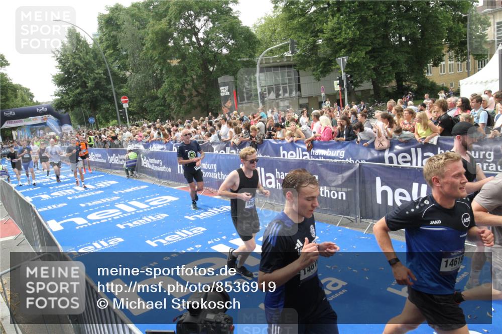 29.06.2025 - hella hamburg halbmarathon Michael Strokosch http://msf.ph/oto/8536919 29.06.2025 10:47:44 Ziel  meine-sportfotos.de