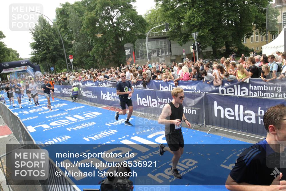 29.06.2025 - hella hamburg halbmarathon Michael Strokosch http://msf.ph/oto/8536921 29.06.2025 10:47:44 Ziel  meine-sportfotos.de