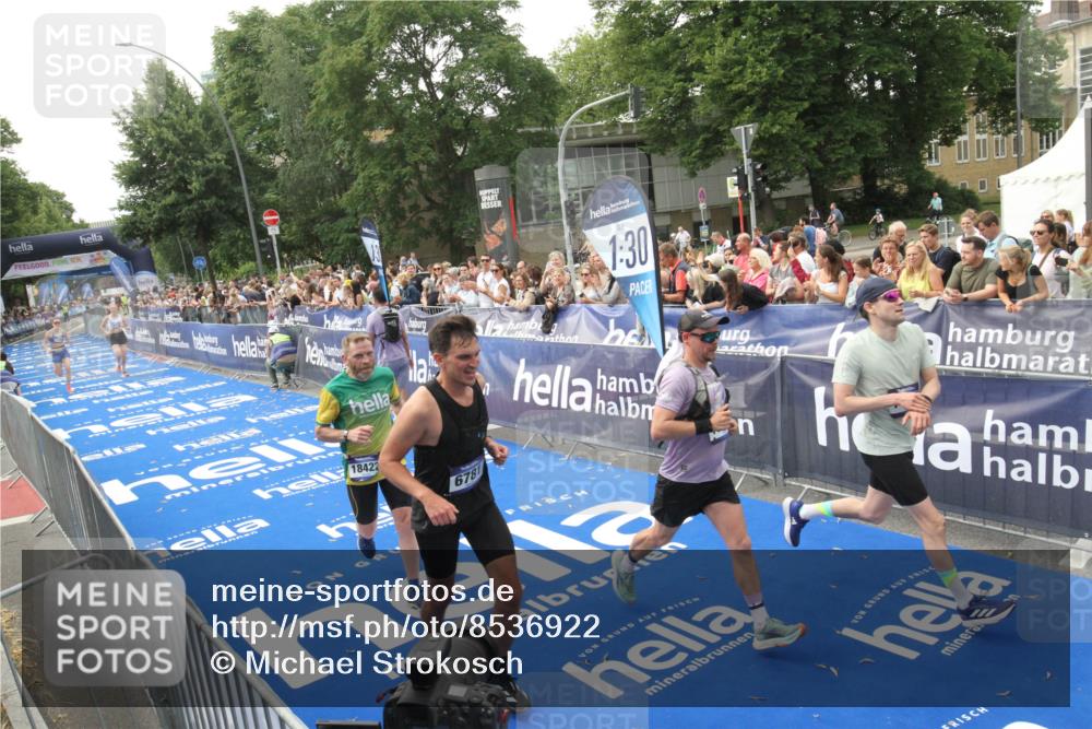 29.06.2025 - hella hamburg halbmarathon Michael Strokosch http://msf.ph/oto/8536922 29.06.2025 10:29:43 Ziel  meine-sportfotos.de