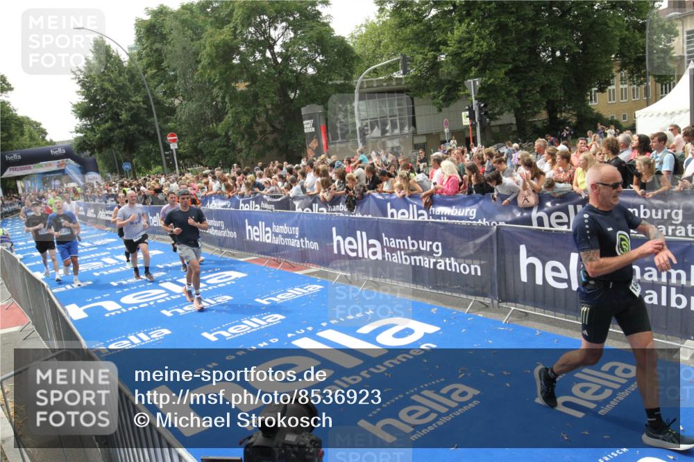 29.06.2025 - hella hamburg halbmarathon Michael Strokosch http://msf.ph/oto/8536923 29.06.2025 10:47:45 Ziel  meine-sportfotos.de