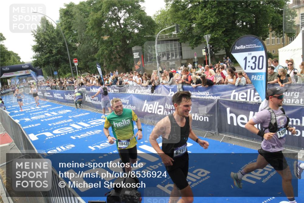 29.06.2025 - hella hamburg halbmarathon Michael Strokosch http://msf.ph/oto/8536924 29.06.2025 10:29:43 Ziel  meine-sportfotos.de