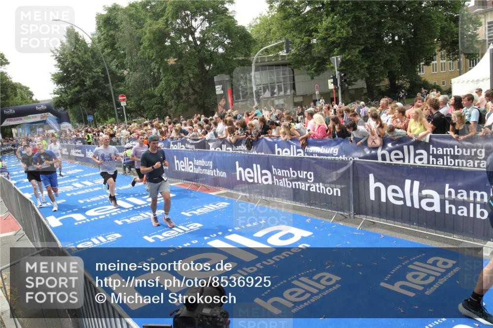 29.06.2025 - hella hamburg halbmarathon Michael Strokosch http://msf.ph/oto/8536925 29.06.2025 10:47:46 Ziel  meine-sportfotos.de