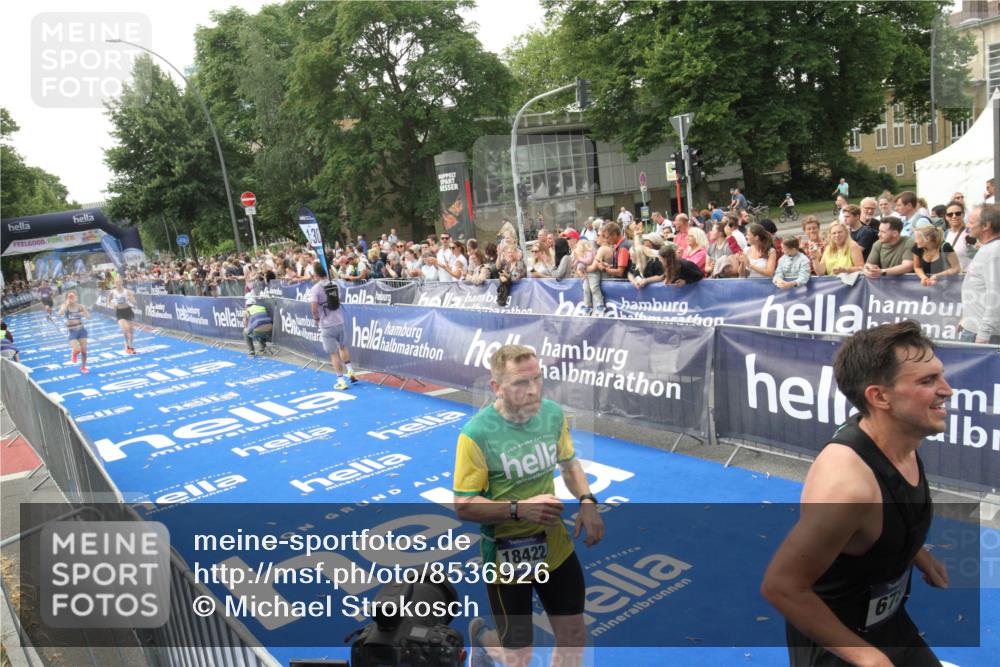 29.06.2025 - hella hamburg halbmarathon Michael Strokosch http://msf.ph/oto/8536926 29.06.2025 10:29:44 Ziel  meine-sportfotos.de