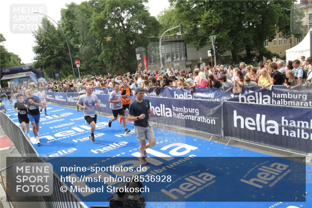 29.06.2025 - hella hamburg halbmarathon Michael Strokosch http://msf.ph/oto/8536928 29.06.2025 10:47:46 Ziel  meine-sportfotos.de
