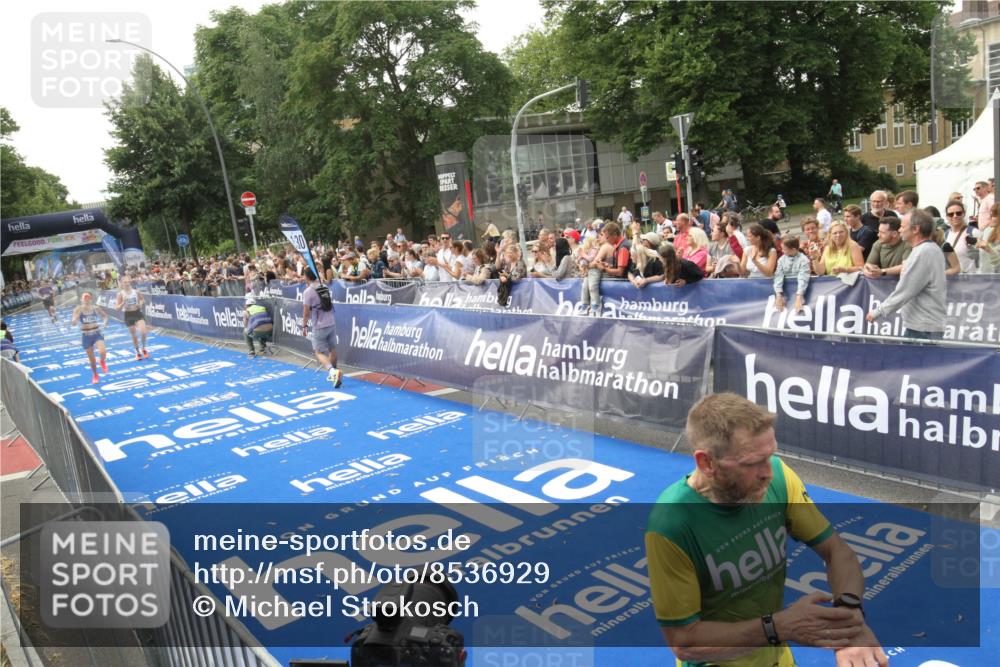 29.06.2025 - hella hamburg halbmarathon Michael Strokosch http://msf.ph/oto/8536929 29.06.2025 10:29:44 Ziel  meine-sportfotos.de