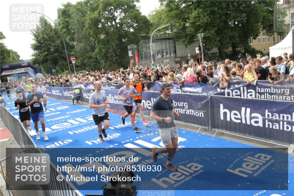 29.06.2025 - hella hamburg halbmarathon Michael Strokosch http://msf.ph/oto/8536930 29.06.2025 10:47:47 Ziel  meine-sportfotos.de