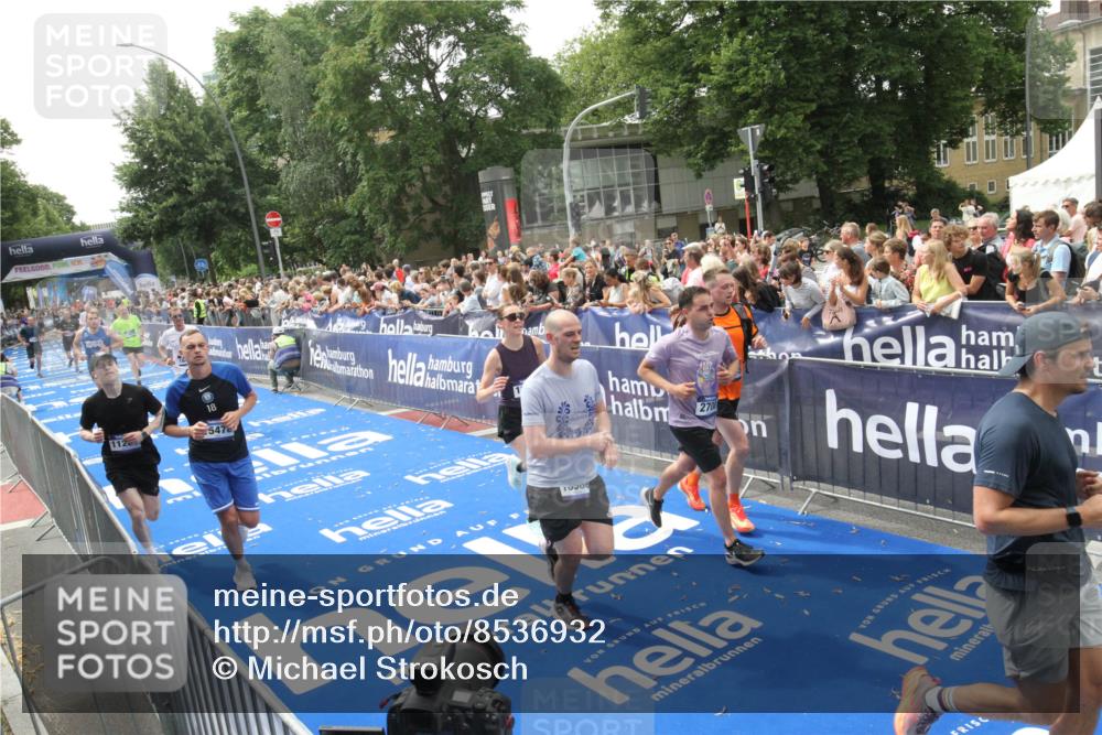 29.06.2025 - hella hamburg halbmarathon Michael Strokosch http://msf.ph/oto/8536932 29.06.2025 10:47:48 Ziel  meine-sportfotos.de