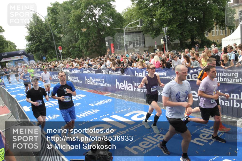 29.06.2025 - hella hamburg halbmarathon Michael Strokosch http://msf.ph/oto/8536933 29.06.2025 10:47:48 Ziel  meine-sportfotos.de