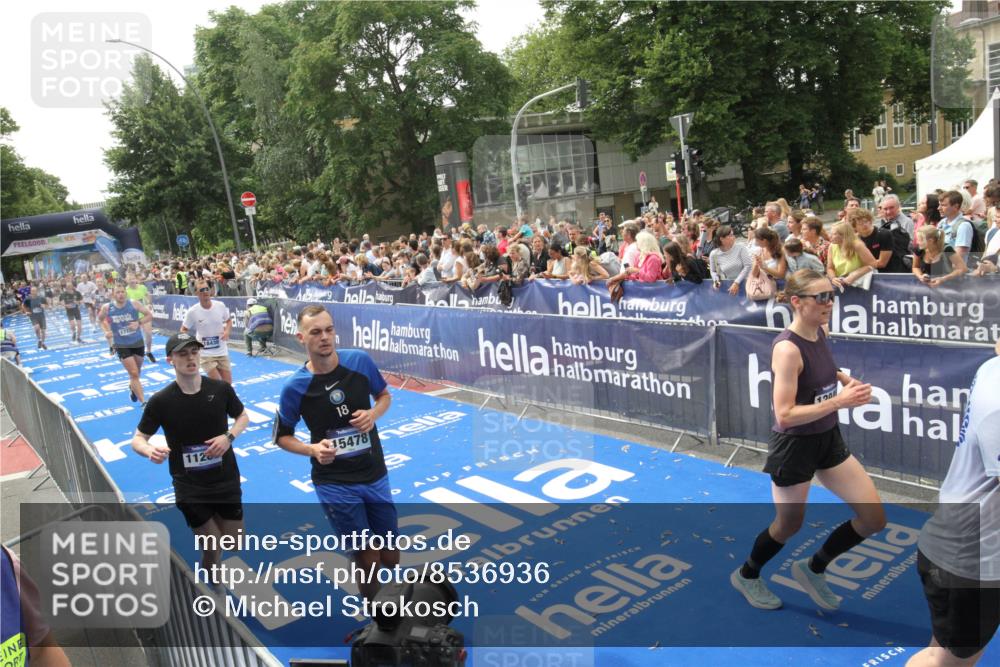 29.06.2025 - hella hamburg halbmarathon Michael Strokosch http://msf.ph/oto/8536936 29.06.2025 10:47:48 Ziel  meine-sportfotos.de