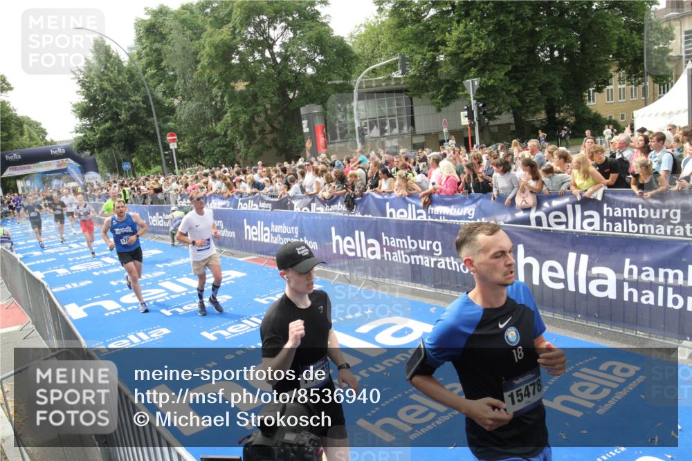 29.06.2025 - hella hamburg halbmarathon Michael Strokosch http://msf.ph/oto/8536940 29.06.2025 10:47:49 Ziel  meine-sportfotos.de