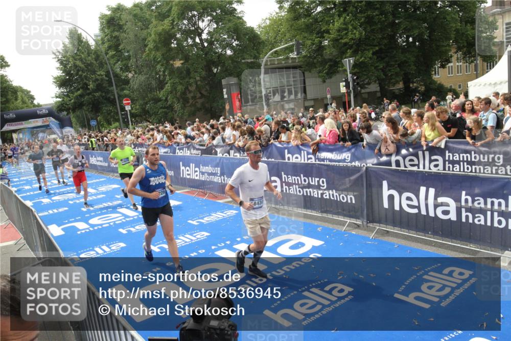 29.06.2025 - hella hamburg halbmarathon Michael Strokosch http://msf.ph/oto/8536945 29.06.2025 10:47:50 Ziel  meine-sportfotos.de