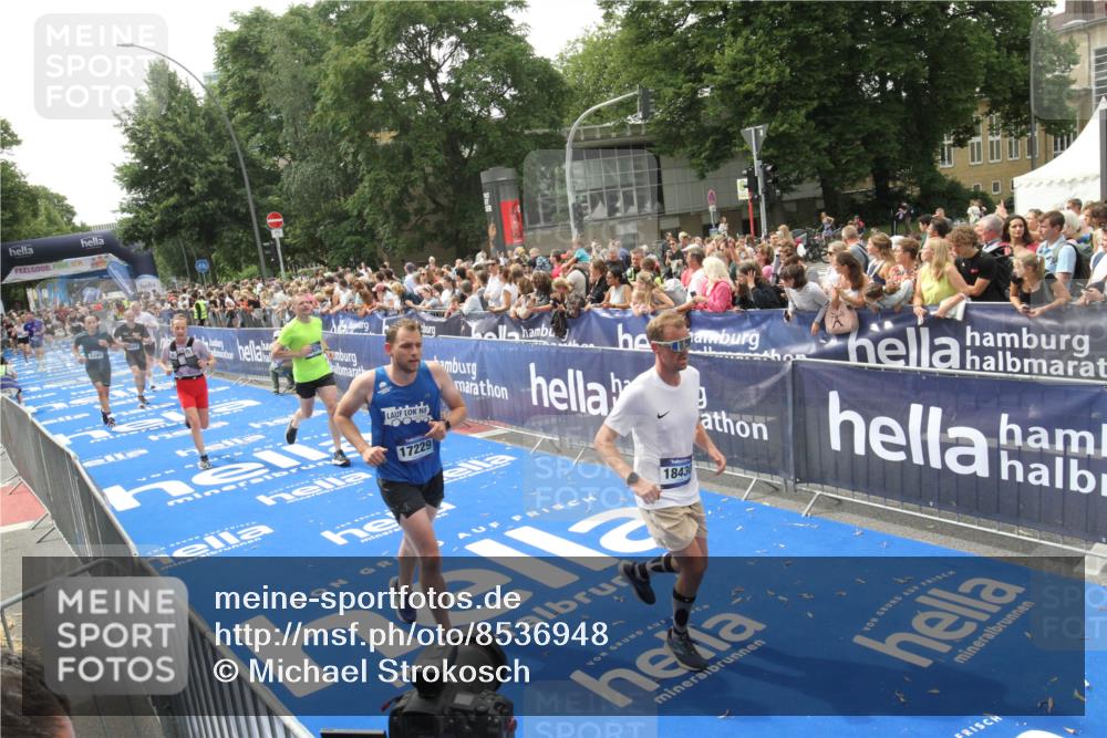 29.06.2025 - hella hamburg halbmarathon Michael Strokosch http://msf.ph/oto/8536948 29.06.2025 10:47:51 Ziel  meine-sportfotos.de
