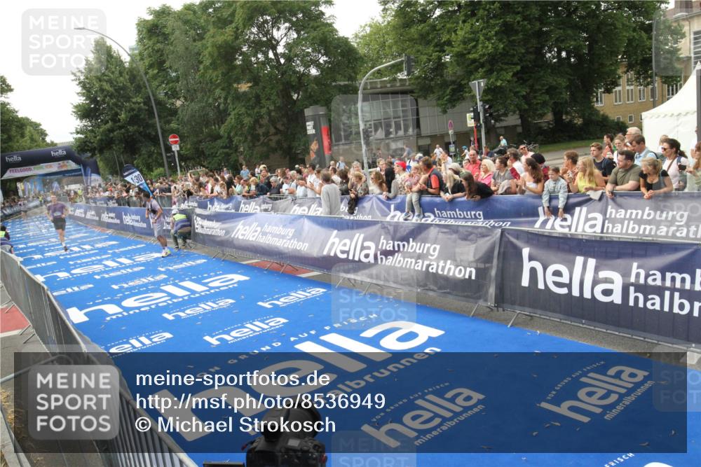 29.06.2025 - hella hamburg halbmarathon Michael Strokosch http://msf.ph/oto/8536949 29.06.2025 10:29:48 Ziel  meine-sportfotos.de