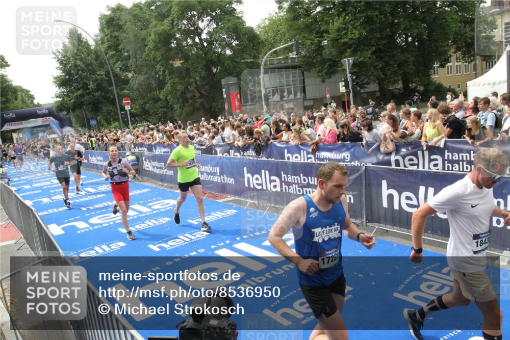 29.06.2025 - hella hamburg halbmarathon Michael Strokosch http://msf.ph/oto/8536950 29.06.2025 10:47:51 Ziel  meine-sportfotos.de