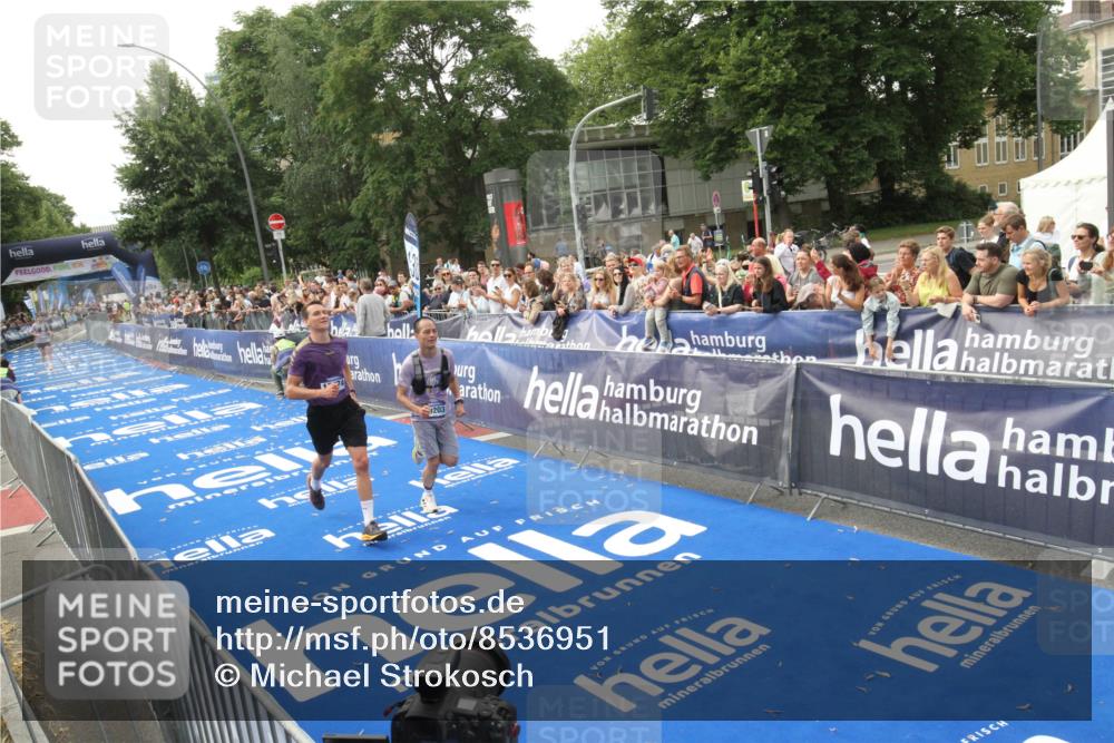 29.06.2025 - hella hamburg halbmarathon Michael Strokosch http://msf.ph/oto/8536951 29.06.2025 10:29:51 Ziel  meine-sportfotos.de