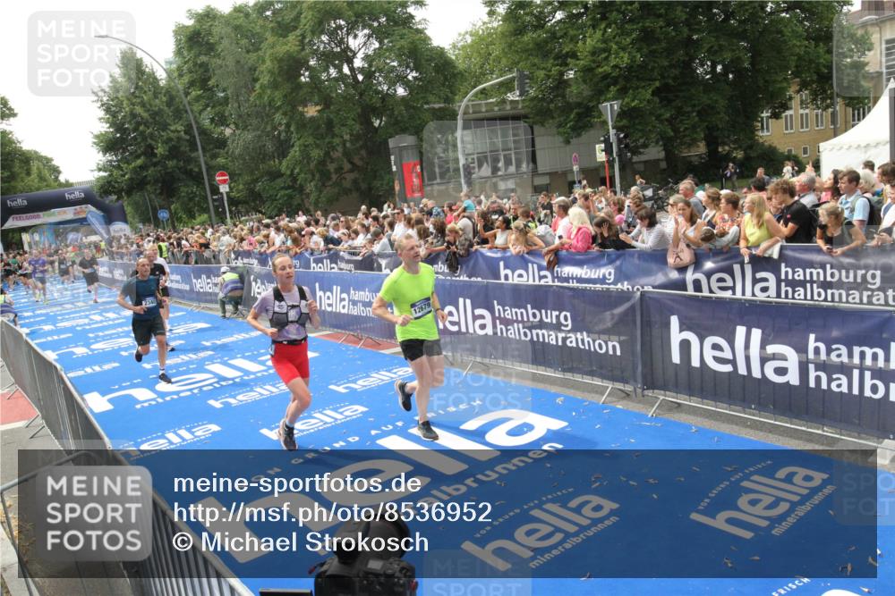 29.06.2025 - hella hamburg halbmarathon Michael Strokosch http://msf.ph/oto/8536952 29.06.2025 10:47:52 Ziel  meine-sportfotos.de