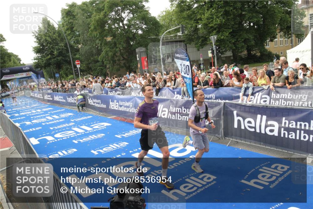 29.06.2025 - hella hamburg halbmarathon Michael Strokosch http://msf.ph/oto/8536954 29.06.2025 10:29:52 Ziel  meine-sportfotos.de