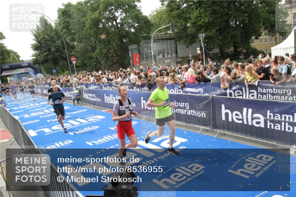 29.06.2025 - hella hamburg halbmarathon Michael Strokosch http://msf.ph/oto/8536955 29.06.2025 10:47:52 Ziel  meine-sportfotos.de