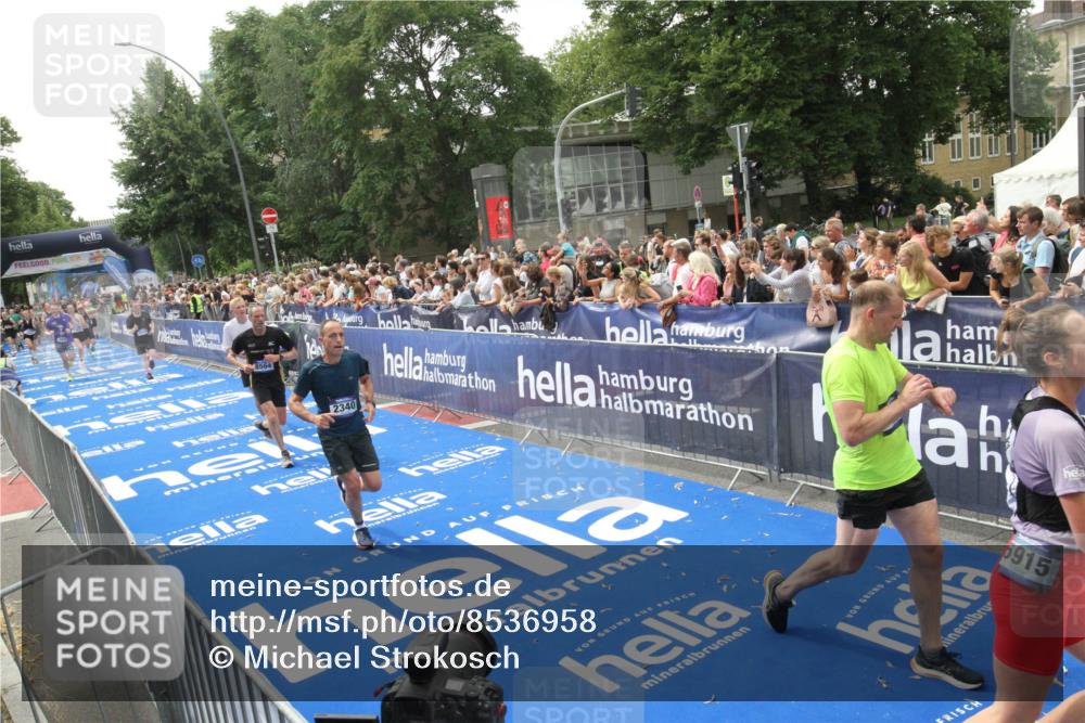 29.06.2025 - hella hamburg halbmarathon Michael Strokosch http://msf.ph/oto/8536958 29.06.2025 10:47:53 Ziel  meine-sportfotos.de