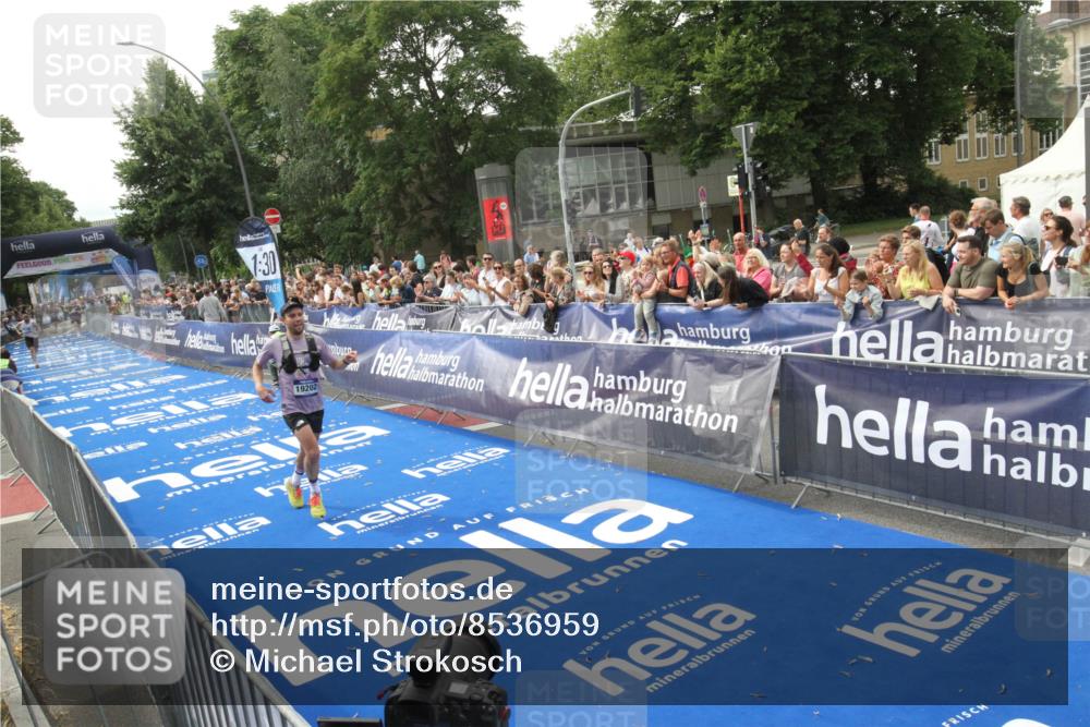 29.06.2025 - hella hamburg halbmarathon Michael Strokosch http://msf.ph/oto/8536959 29.06.2025 10:29:57 Ziel  meine-sportfotos.de