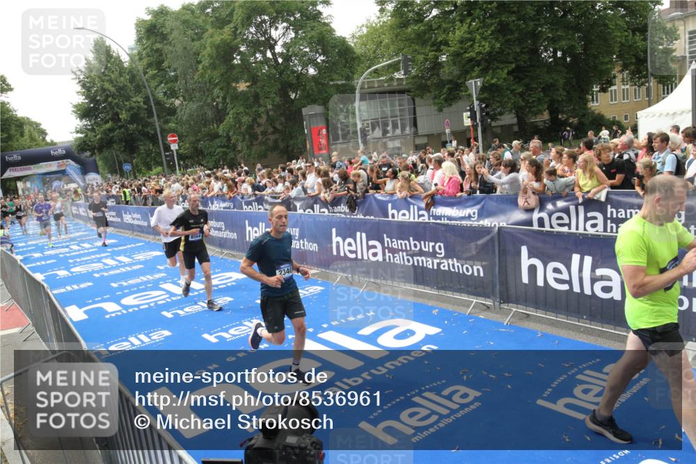 29.06.2025 - hella hamburg halbmarathon Michael Strokosch http://msf.ph/oto/8536961 29.06.2025 10:47:53 Ziel  meine-sportfotos.de